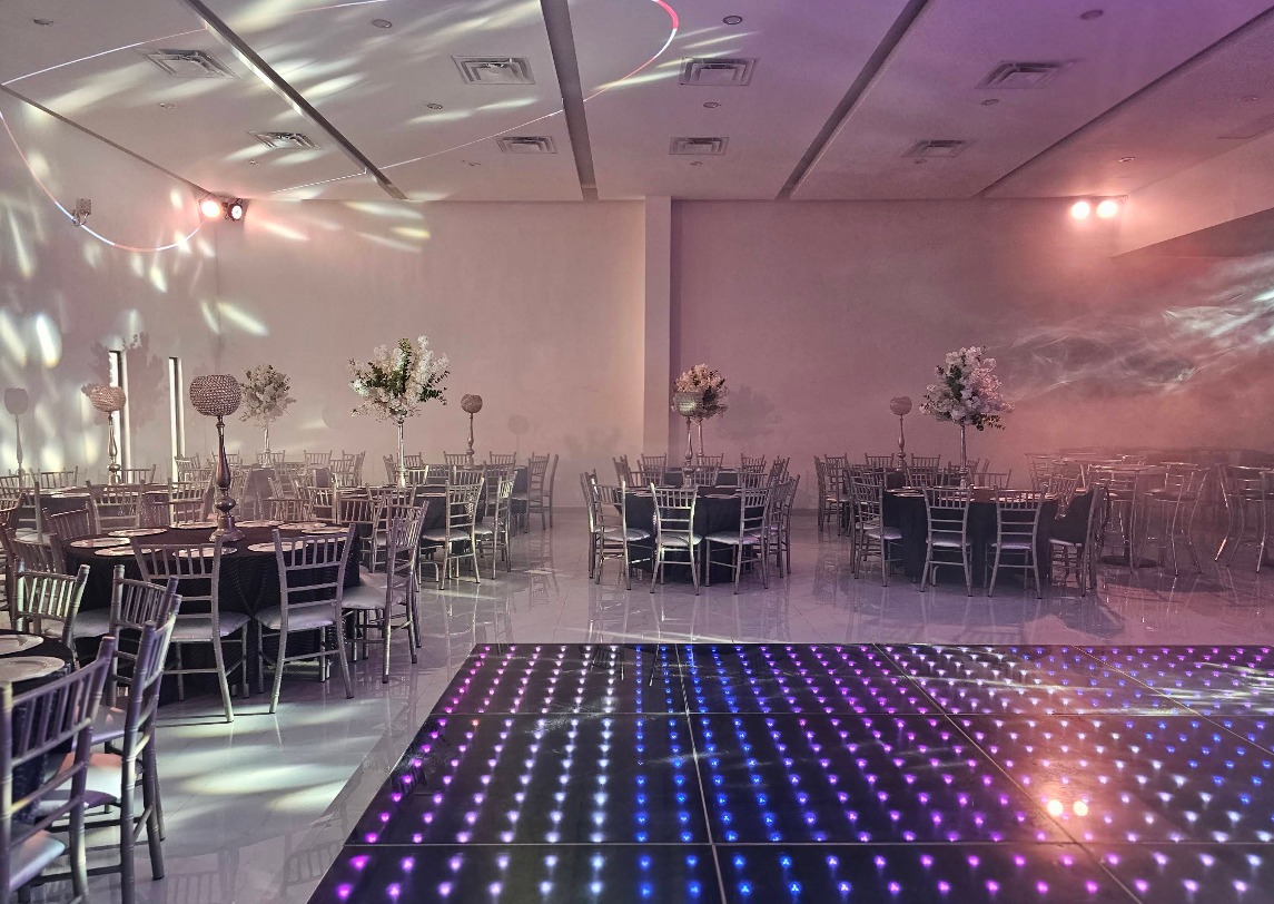 Montaje de mesas y pista LED con mezzanine